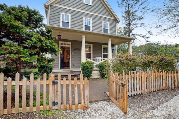 Dog Friendly Beach House with Free WiFi a Furnished Deck Hot Tub and Grill