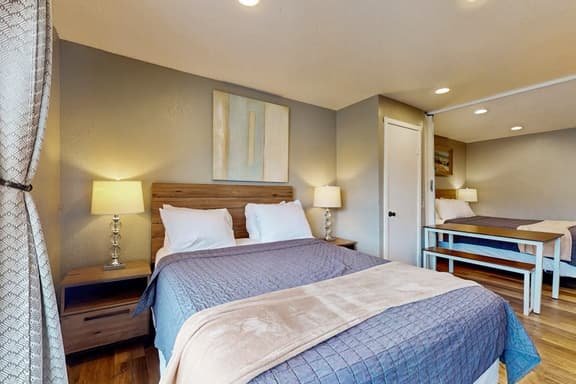 Classy Dog Friendly Studio with Free WiFi and Cable Walk to the Beach