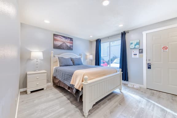 Coastal room near the beach and downtown dog friendly