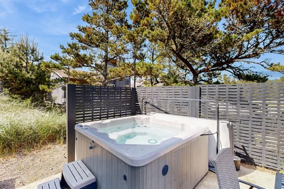 Cottage near the beach with hot tub gas fireplace washer dryer dog friendly