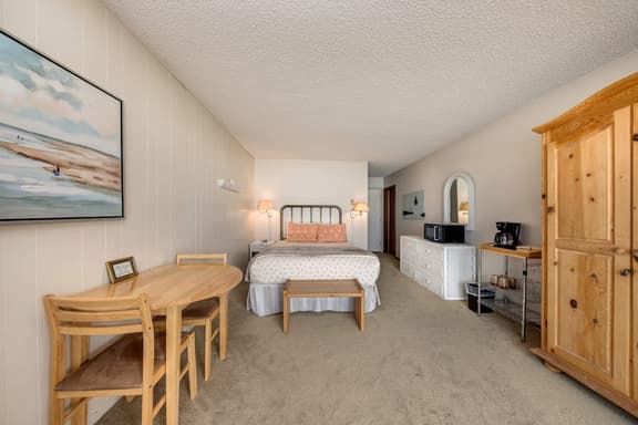 Charming oceanfront studio with easy beach access and stunning ocean views