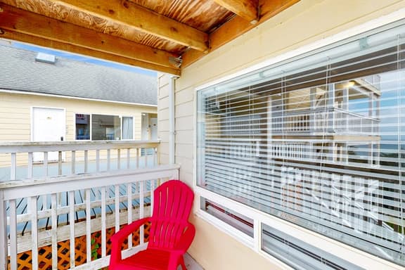 Enormous Renovated Home with Ocean Views and Easy Beach Access Dogs OK