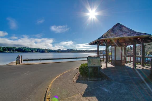 Dog Friendly Lakefront Vacation Home with Stunning Views and Spacious Deck