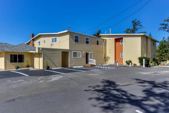 Dog Friendly Oceanview Condo with Great Location and Nearby Beach Access