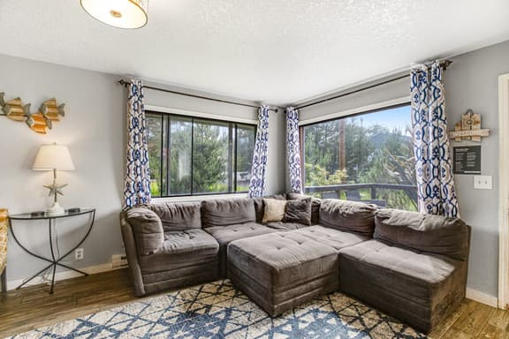 Dog Friendly Home with Private Hot Tub and Game Room Near the Beach and Nedonna Lake