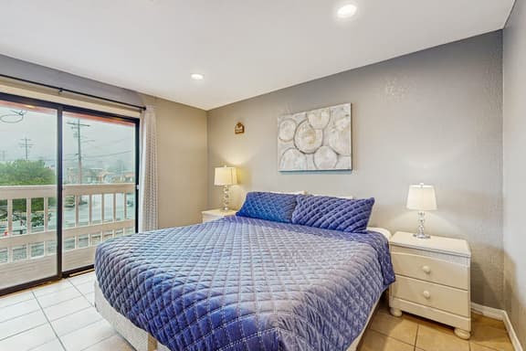Dog Friendly Room Located Near the Beach and Downtown