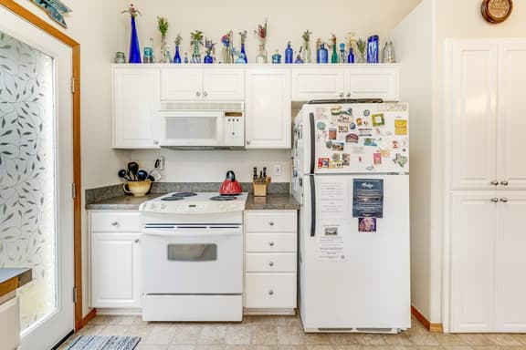 Dog Friendly Home Just a Half Mile Walk to the Beach and Heart of Town