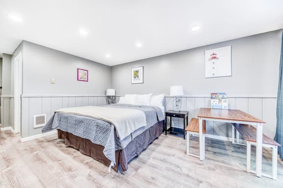 Dog Friendly Room with Kitchen Located Near the Beach and Downtown