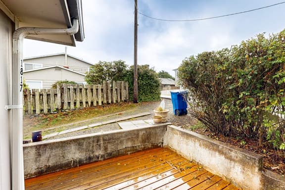 Cottage with wraparound deck and ocean views close to beach and town dog friendly