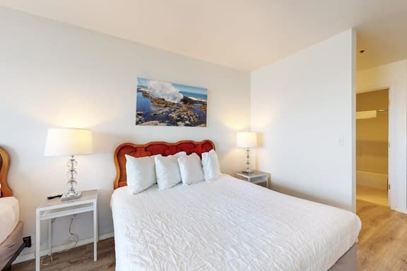 Upper Level Studio with Sweeping Ocean Views Dog Friendly