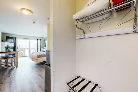 Lower Level Oceanview Studio with Balcony and Close Beach Access Dogs OK