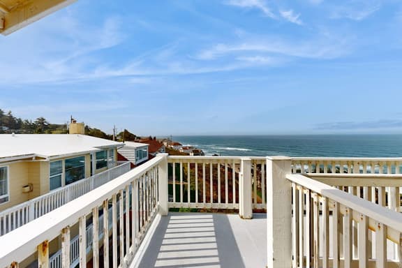 Upper Floor Oceanview Studio Perfect for Couples Free WiFi Dogs Allowed