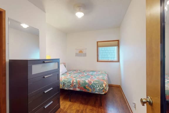 Mid century modern styled home with patio WiFi washer dryer walk to beach