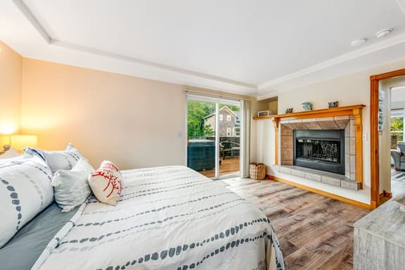 2 story home near the beach with private hot tub deck firetable and washer dryer