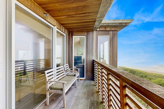 Modern Waterfront Condo Right on the Pacific Ocean Dogs Welcome