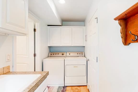 Creekside Home 5 Blocks from the Beach with Fireplace Deck Firepit Fast WiFi