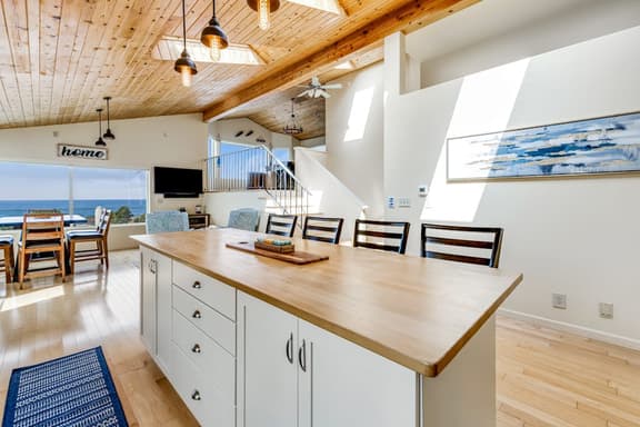 Luxury Dog Friendly Home with Ocean Views Gas Fireplace Jetted Tub Deck