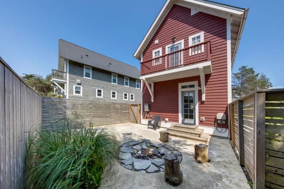 Two Story Olivia Beach Home with Free WiFi Dog Friendly and Close to the Beach