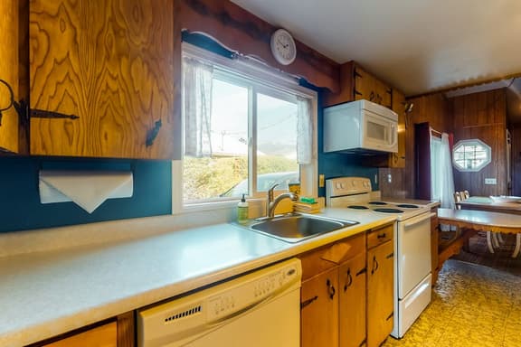 Charming dog friendly getaway with a full kitchen and firepit walk to the beach