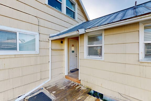 Welcoming dog friendly retreat near beach parks and Lake Lytle