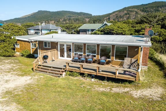 Oceanfront dog friendly home with washer dryer and fireplace