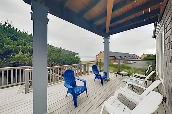 Expansive Beach Retreat 2 Decks and Balcony Corner Lot 50 to Ocean