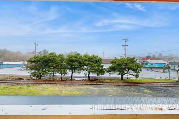 Ideally Located Room Near Downtown and the Beach Dog Friendly