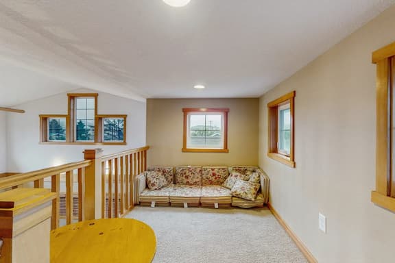 Family friendly home with private hot tub fireplace and BBQ close to beach