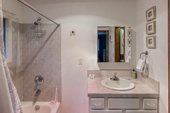 Woodsy retreat near the beach with WiFi washer dryer and gas fireplace