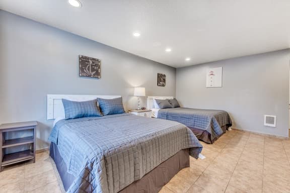 Six Dog Friendly Rooms with Full Kitchens and Kitchenettes Walk to the Beach