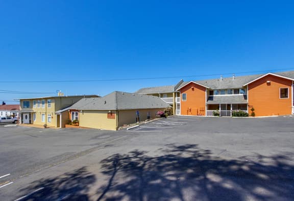 Lovely Coastal Condo with Ocean Views Walk to Beach Dogs OK