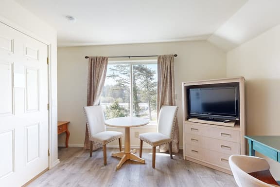 Private Hillside Condo in the Heart of Lincoln City Dog Friendly
