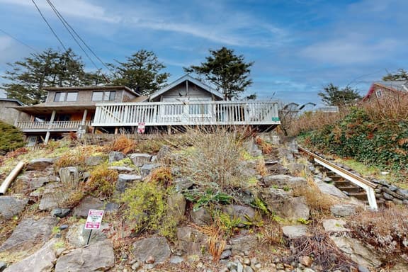 Pleasant dog friendly house with panoramic views short walk to the beach