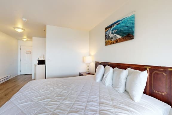 Upper Level Studio with Balcony Dog Friendly and Great Ocean Views