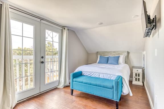 Ocean view home 1 block from the beach with hot tub deck and fireplace