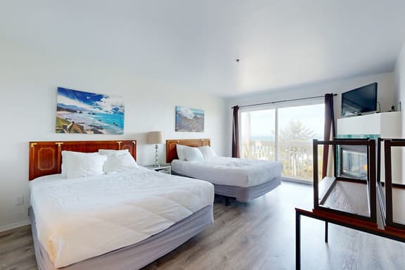 Oceanview Dog Friendly Studio with Awesome Views and Easy Beach Access