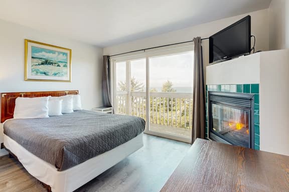 Upper Level Oceanview Studio Near the Beach Free WiFi Dogs Welcome