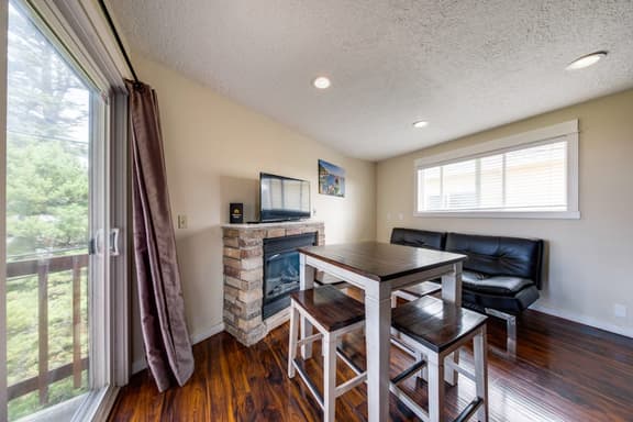 Upper Level Condo with Private Balcony and Nearby Beach Access Dog Friendly