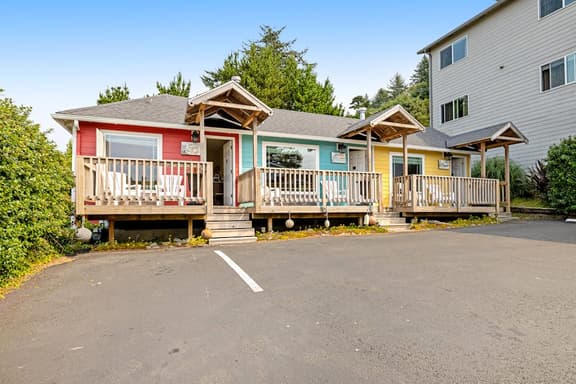 Dog Friendly Cabin near the Beach with Deck Gas Fireplace Kitchenette Free WiFi