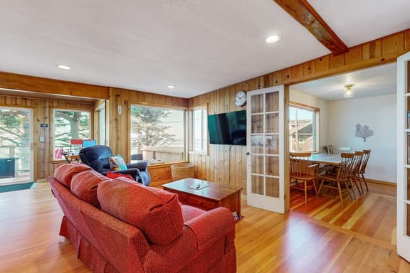 Charming home with wonderful ocean views ping pong game room WiFi decks