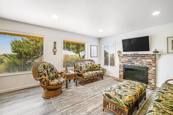 Oceanfront home with sunny deck WiFi and washer dryer