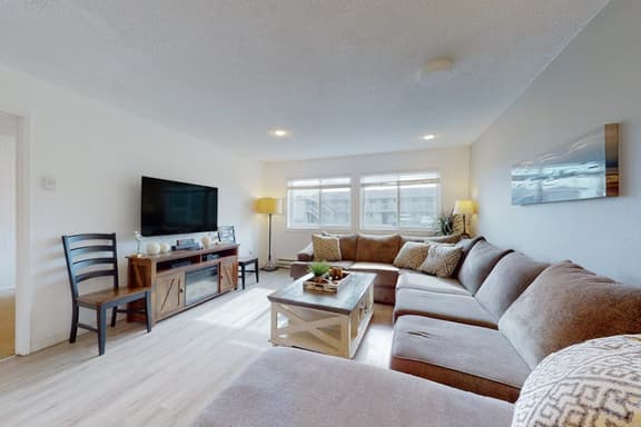 Dog friendly beach house with two full kitchens a private hot tub and Ping Pong