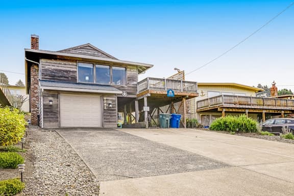 Spacious Coastal Retreat Walk to Beach with Hot Tub and Dog Friendly