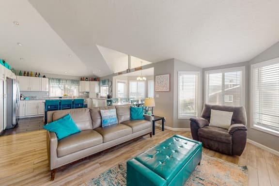 Gorgeous Ocean Views Private Hot Tub Game Room WiFi Patio and Washer Dryer