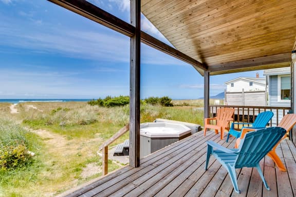 Dog friendly oceanfront cottage with private hot tub and wood burning fireplace
