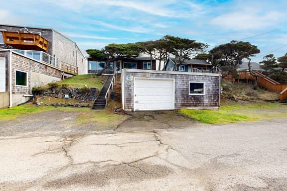 Vintage Style Home with Easy Beach Access Dog friendly
