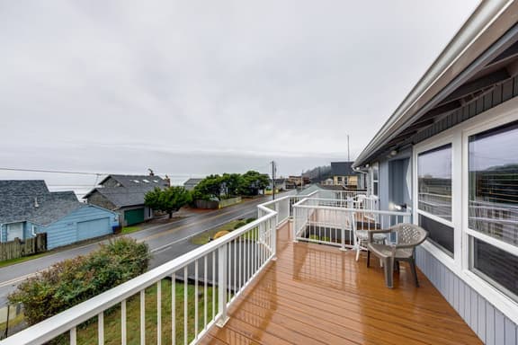 Cheerful home with ocean views private hot tub and gas grill walk to the beach