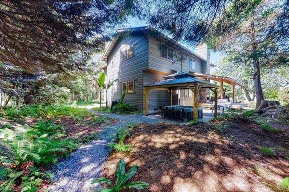 Friendly Home with Private Hot Tub High Speed WiFi and Wood Burning Fireplace