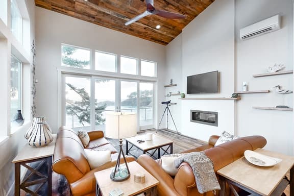 Dreamy oceanfront retreat with spacious deck and high speed WiFi dogs OK