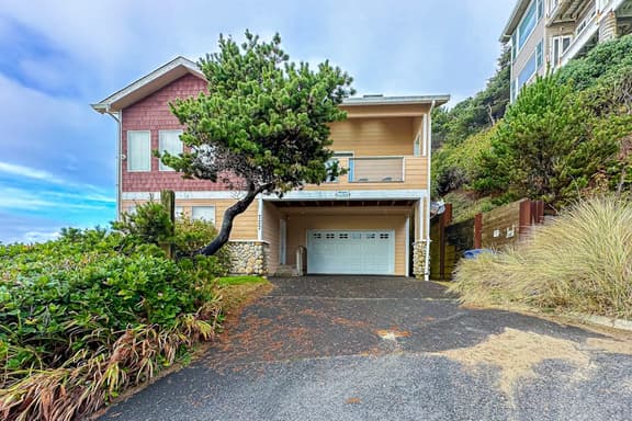 Beautiful home on the ocean with beach views deck bbq WiFi and streaming